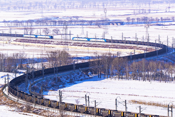 圖為能源保供列車蜿蜒行駛在神朔線上