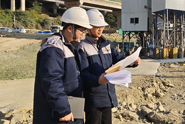 170圖為張涵軻在老鷹巖一級電站建設(shè)現(xiàn)場復(fù)核施工計量結(jié)果