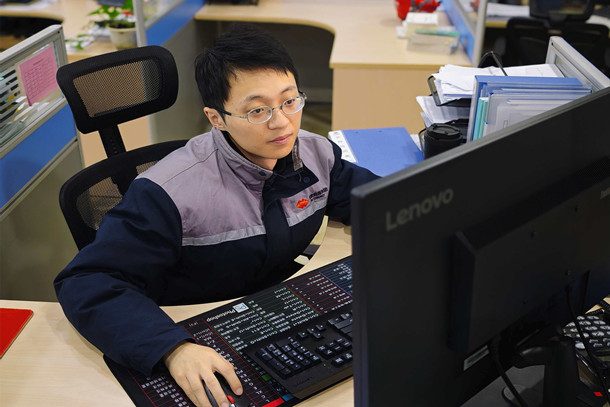 170圖為張涵軻在梳理采購流程